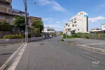 敷地南東側の前面道路（南側から）