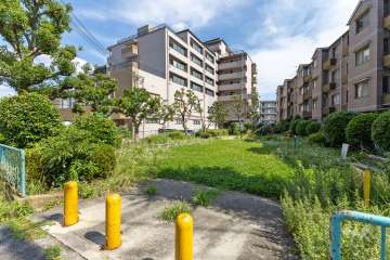 敷地に隣接する公園（バンビ遊園）