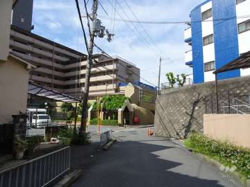 敷地北側の前面道路（東側から）