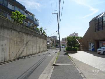 敷地北側の前面道路（西側から）