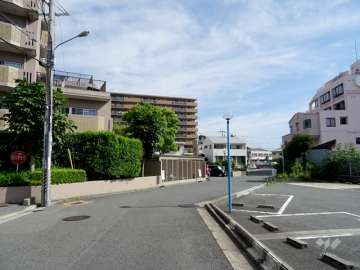 敷地東側の前面道路（南側から）
