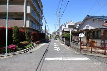 敷地東側の前面道路（南側から）