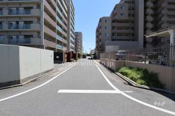 敷地東側の前面道路（北側から）