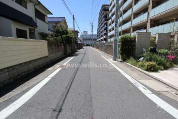 敷地南側の前面道路（東側から）