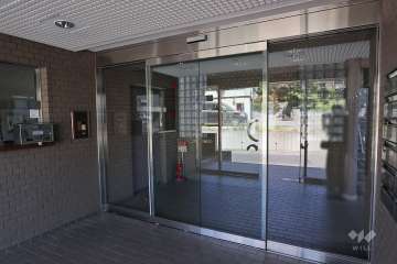 エントランスはオートロック付きです。