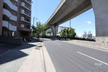 敷地西側の前面道路（北側から）