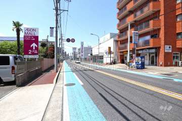敷地南側の前面道路。二車線のバス通りです。