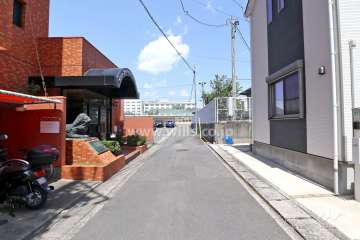 敷地東側の前面道路