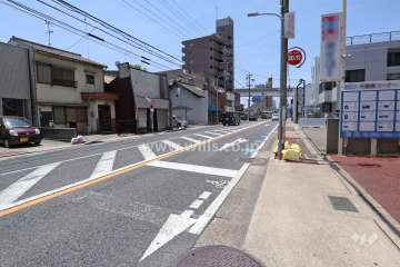 敷地南側の前面道路（東側から）