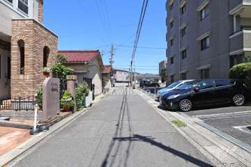 敷地西側の前面道路