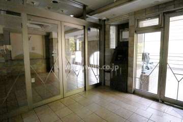 エントランスはオートロック付きです。