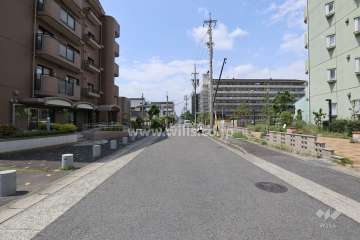 敷地の北側前面道路（東側から）