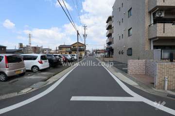 敷地の西側前面道路（南側から）