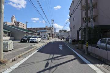 敷地東側の前面道路（北側から）