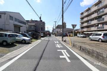 敷地南側の前面道路（東側から）