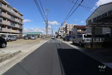 敷地南側の前面道路（西側から）