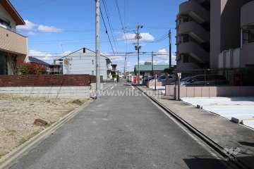 敷地北側の前面道路（西側から）