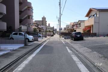 敷地北側の前面道路（東側から）