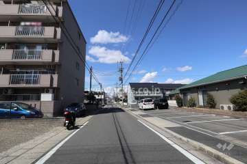 敷地東側の前面道路（南側から）