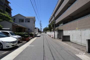 敷地南側の前面道路（東側から）