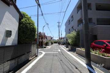 敷地東側の前面道路（北側から）