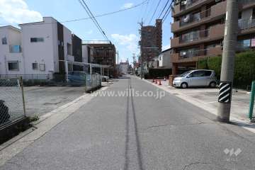 敷地南側の前面道路（東側から）