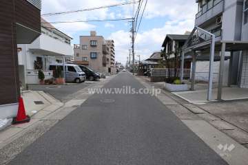 敷地の南側前面道路（東側から）
