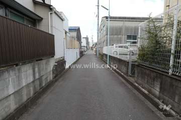 敷地南側の前面道路（西側から）
