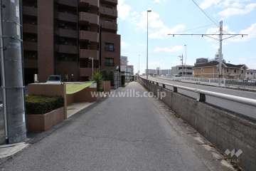 敷地東側の前面道路（北側から）