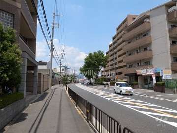 敷地の西側は二車線のバス通りに面しています。