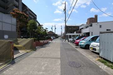 敷地東側の前面道路（南側から）