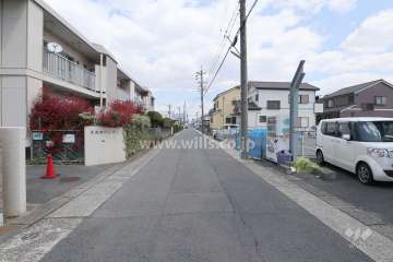 敷地南側の前面道路（西側から）