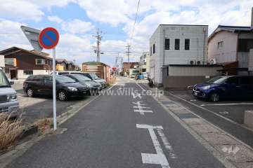 敷地北側の前面道路（西側から）