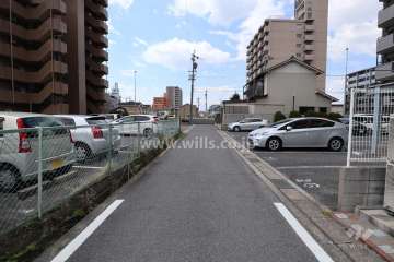 敷地北側の前面道路（東側から）