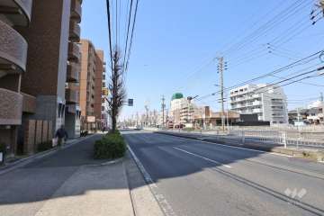 敷地の北側前面道路（東側から）