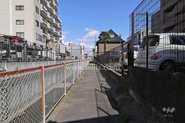 敷地北側の前面道路（西側から）