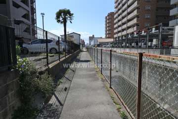 敷地北側の前面道路（東側から）