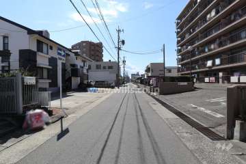 敷地南側の前面道路（東側から）