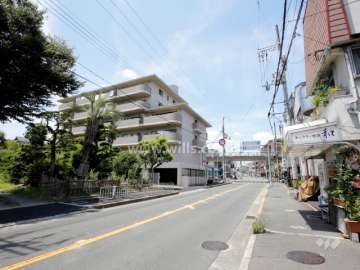 敷地の東側の前面道路