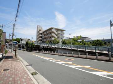 コンドミニアム千里南の遠景。敷地西側には『吹田市立 総合運動場』があります。