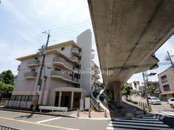 敷地北側には陸橋（歩道）があります。