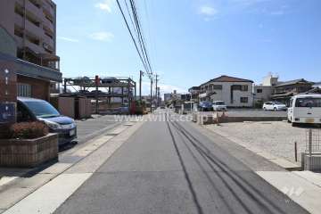 敷地北側の前面道路（東側から）