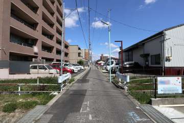 敷地南側の前面道路（西側から）