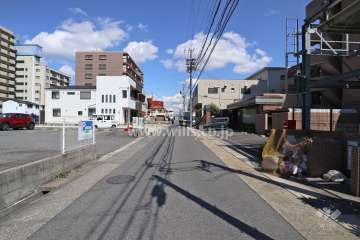 敷地北側の前面道路（西側から）