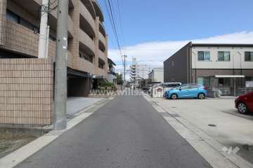 敷地南側の前面道路（西側から）