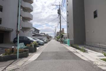 敷地北側の前面道路（東側から）