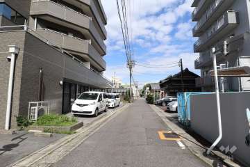 敷地北側の前面道路（西側から）