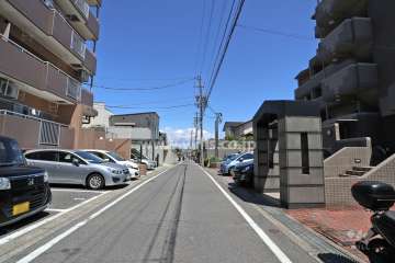 敷地北側の前面道路。一方通行の通りです。