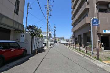 敷地西側の前面道路（南側から）
