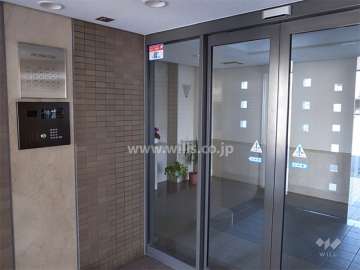 エントランスはオートロック付きです。